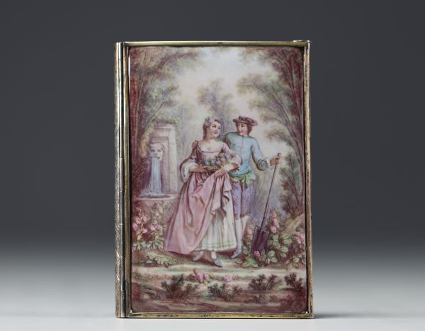 Carnet de bal en porcelaine émaillée et argent à décor de scène romantique, travail Viennois.