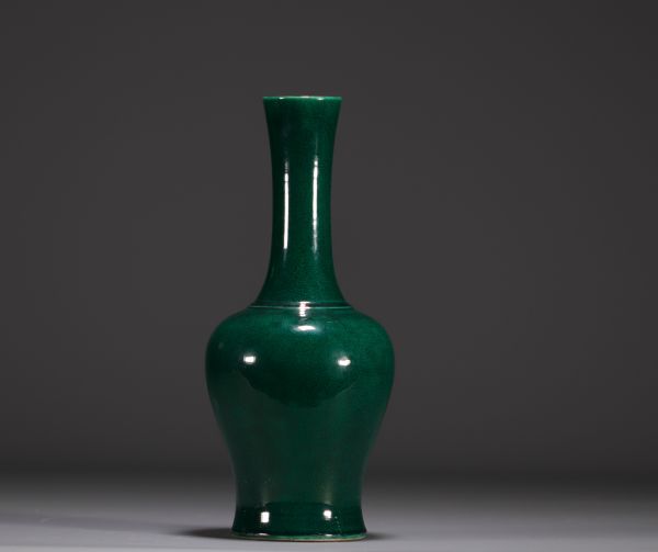 Chine - Vase en porcelaine monochrome de couleur verte, époque Qing.