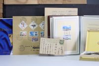 Ensemble de divers albums de timbres et documents de la Chine et du monde.