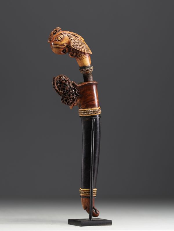 Indonesia - Beautiful Sewar dagger with carved wooden handle in the shape of a parrot's head.