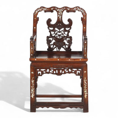 Chine - Vietnam - Fauteuil en bois exotique et incrustations de nacre pour le marché Peranakan nyonya, XIXème.