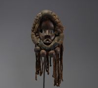 Afrique - Masque Dan en bois sculpté, cordes tressée et grelots, début XXème.