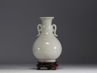Chine - Vase en porcelaine monochrome sur socle en bois, marque au bleu sous la pièce.