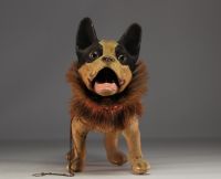 Jouet Bouledogue français en papier mâché sur roulette, vers 1930.