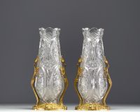 Baccarat - Paire de vases en verre taillé et monture en bronze doré, marque Baccarat sur la monture, vers 1900-1920.