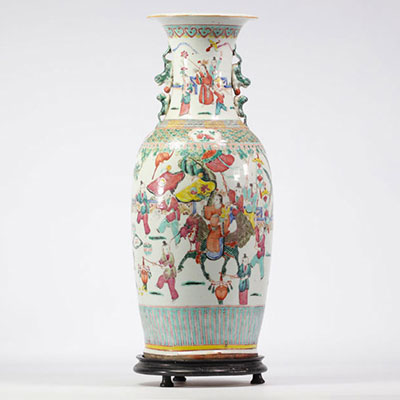 Large porcelain vase, famille rose, decorated with characters 19th century