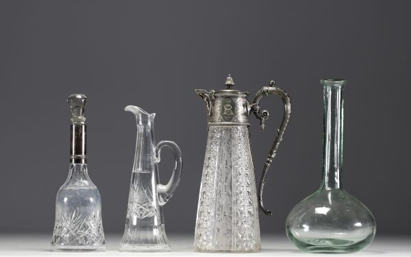 Ensemble de quatre carafes en verre, cristal taillé et métal argenté.