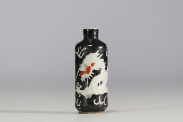 Chine - Tabatière en porcelaine à décor de dragon sur fond noir, marque Qianlong