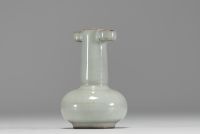 Chine - Petit vase en porcelaine céladon, époque XIXème.
