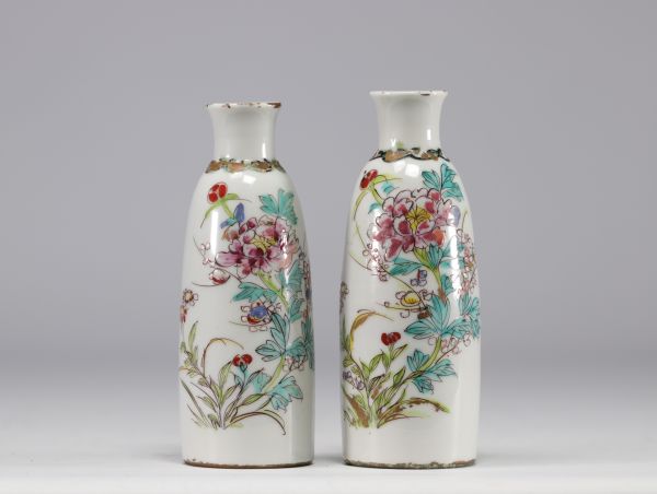 Paire de vases en porcelaine de la Famille Rose à décor floral sur fond blanc