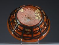 DAUM Nancy et Louis MAJORELLE (1859-1926) Coupe en verre soufflé et moulé orange à inclusion de feuilles d'or, monture en fer forgé martelé, signée.