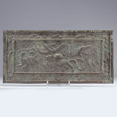 Plaque en bronze à décor d'animaux en relief provenant d'Asie du XIXe siècle