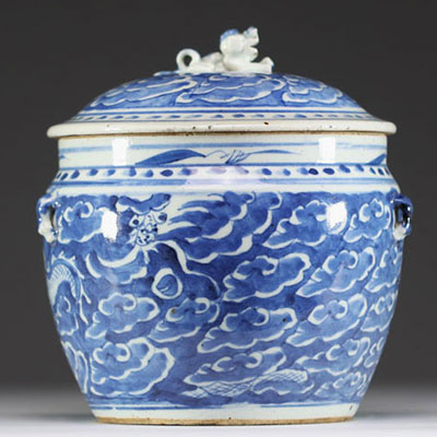 China - White and blue porcelain tureen with dragon decoration, 19th century.