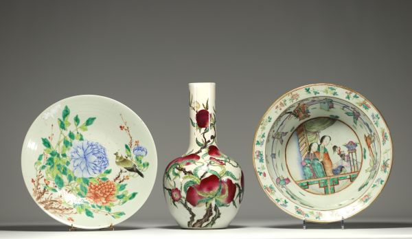 Chine - Ensemble de deux assiettes XIXème et d'un vase aux neuf pêches d'époque XXème en porcelaine polychrome.