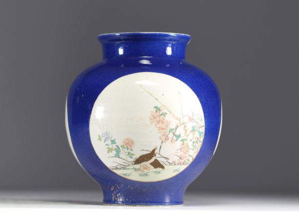 Chine - Vase en porcelaine polychrome, fond bleu poudré à décor d'oiseaux et de fleurs en cartouche, époque Qing, XVIIIème