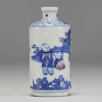 China - A white and blue porcelain snuffbox decorated with children, 19th century.