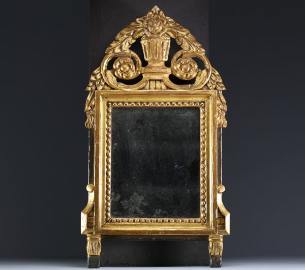 Miroir en bois doré stuqué, époque XVIIIème.