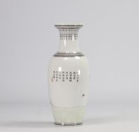 Porcelain vase decorated with brightly colored figures on an off-white background originating from China from the Republic period (1912-1949)