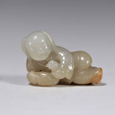 Jade gris et rouille sculpté d'un personnage avec une poule de la Période Qing (清朝)