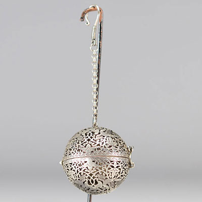 Perfume burner in silver-plated metal