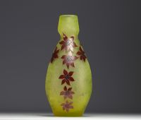 François - Théodore LEGRAS (1839-1916) Vase en verre multicouche dégagé à l'acide décor de fleur émaillées, signé.