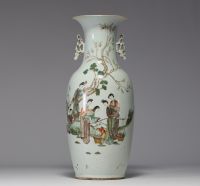 Chine - Grand vase en porcelaine famille rose à décor de courtisanes, période Qing, XIXe siècle.