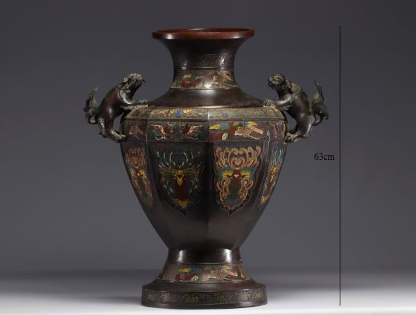 Japon - Imposant vase en bronze cloisonné, travail du XIXe siècle. Marque en relief.