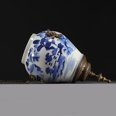 Chine - Vase en porcelaine bleu blanc à décor de paysage, monté en 