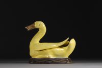 Chine - Canard en porcelaine jaune sur socle en bois, période Qing.