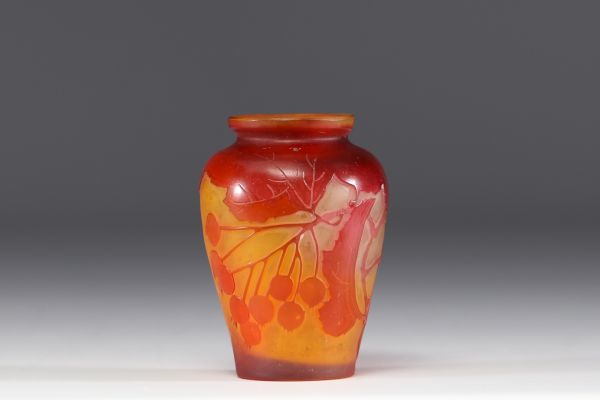 Émile GALLÉ (1846-1904) Petit vase en verre multicouche dégagé à l'acide à décor de baies.