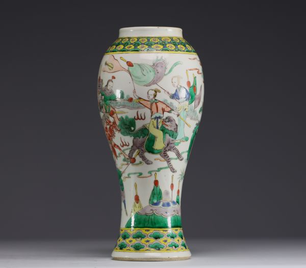 Chine - Vase en porcelaine polychrome famille verte à décor de personnages, XIXème.