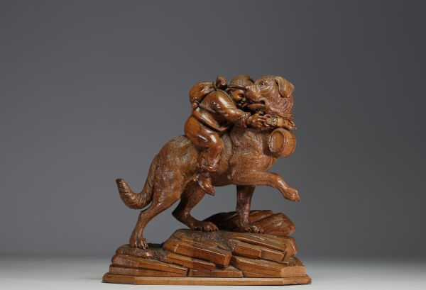 Wooden sculpture from the Black Forest ‘Young boy saved by a dog’, Swiss work from the late 19th century.