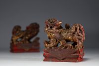 Chine - Paire de Chiens de Fô en pierre sculptée polychromée et dorée, époque XVIIIème.