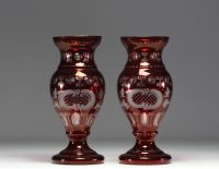 Paire de vases grenat de forme Médicis en verrerie de Bohème.