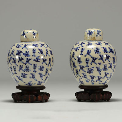 Chine - Paire de pots couverts en porcelaine blanc bleu à décor d'enfants, socle en bois.