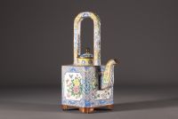 Chine - Grande théière en émail cloisonné à décor floral.