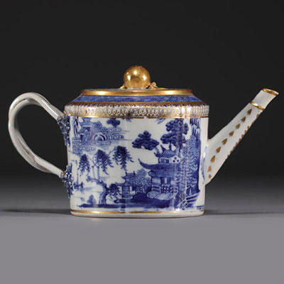 Chine - Théière en porcelaine bleu blanc rehaussée d'or, Qianlong, XVIIIème.