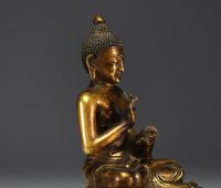 Chine - Statuette de Bouddha Sino-Tibétaine en bronze doré, XVII-XVIIIe siècle.