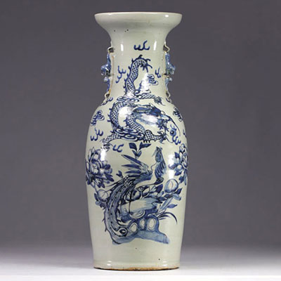 Chinese porcelain vase decorated with dragons and phoenixes from the 19th century