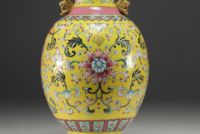 Chine - Vase en porcelaine de la famille rose sur fond jaune marque au bleu sous la pièce.