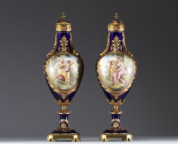 Paire de vases couverts en porcelaine de Sèvres, à décor romantique, marque aux L entrecroisés, cachet du Château des Tuileries.