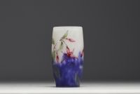 DAUM Nancy - Vase gobelet en verre multicouche dégagé à l'acide à décor émaillé de fuchsias, signé.