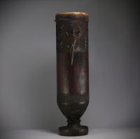 Afrique RDC - Tambour de cérémonie Kuba en bois sculpté et peau.