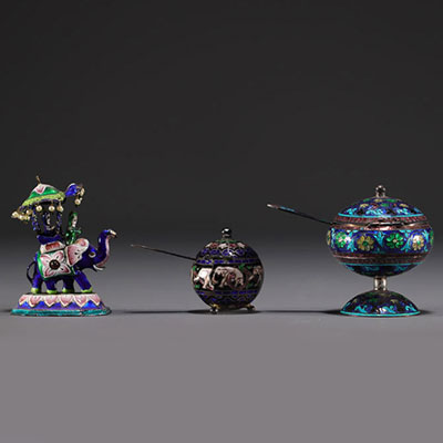 Set of three pieces in silver and cloisonné enamel.