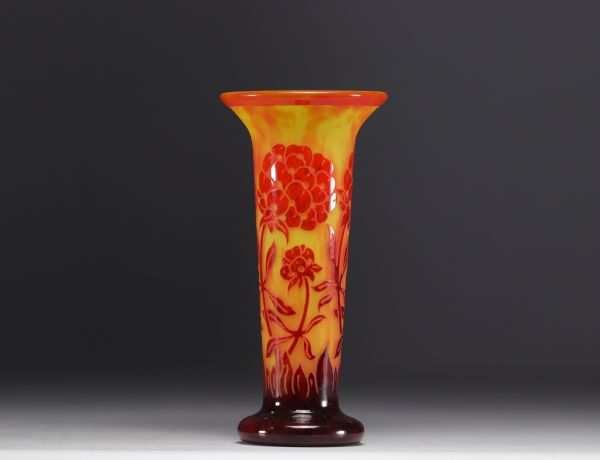 Le Verre Français - Vase decorated with peonies.