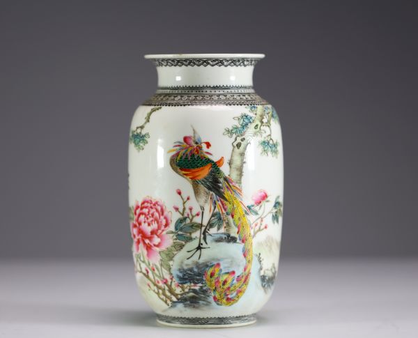 Chine - Vase en porcelaine polychrome à décor floral et d'oiseaux, époque République.