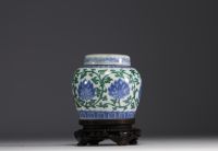 Chine - Pot couver en porcelaine à décor floral d'époque XVIIIème.