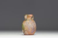 Émile GALLÉ (1846-1904) Petit vase gourde en verre multicouche dégagé à l'acide à décor d'hortensia, anses modelées à chaud, signé.