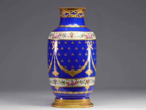 Sèvre, vase en porcelaine bleue à décor de fleurs sur monture en bronze