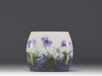 DAUM  Nancy - Petite vase en verre marmoréen dégagé à l'acide à décor émaillé de violettes, signé.